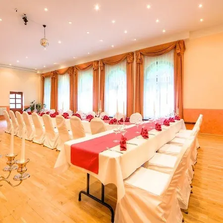 Hotel Garni Jagdschloss Mit Fruehstuecksbuffet & Schlosskueche Fuer Selbstversorger